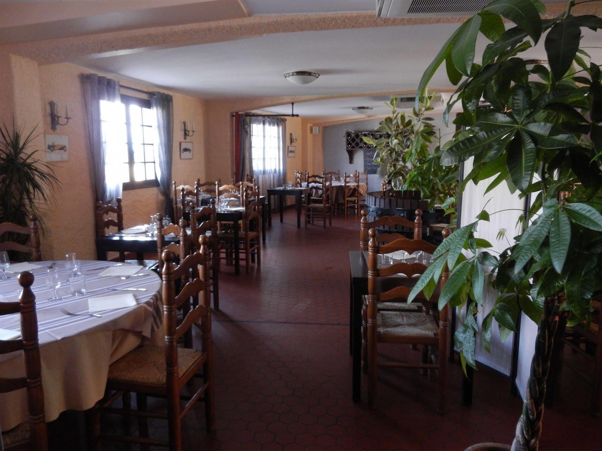 Logis Hotel Restaurant Le Top Du Roulier Capendu Exterior foto